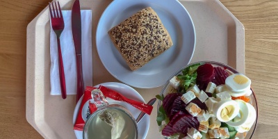 Image: Marco Verch, Menu in the canteen consisting of mixed salad with carrots, cucumber, rocket, beetroot, feta cheese and egg, with a wholemeal and tea, arranged with cutlery on a beige tray, Flickr, Creative Commons Attribution 2.0 Generic