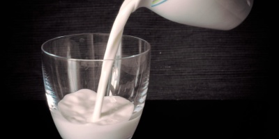 Image: Libreshot, Milk is poured into a glass, Public domain