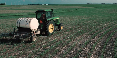 Image: Lynn Betts, USDA, Fertilizer applied to corn field, Wikimedia Commons, Public domain