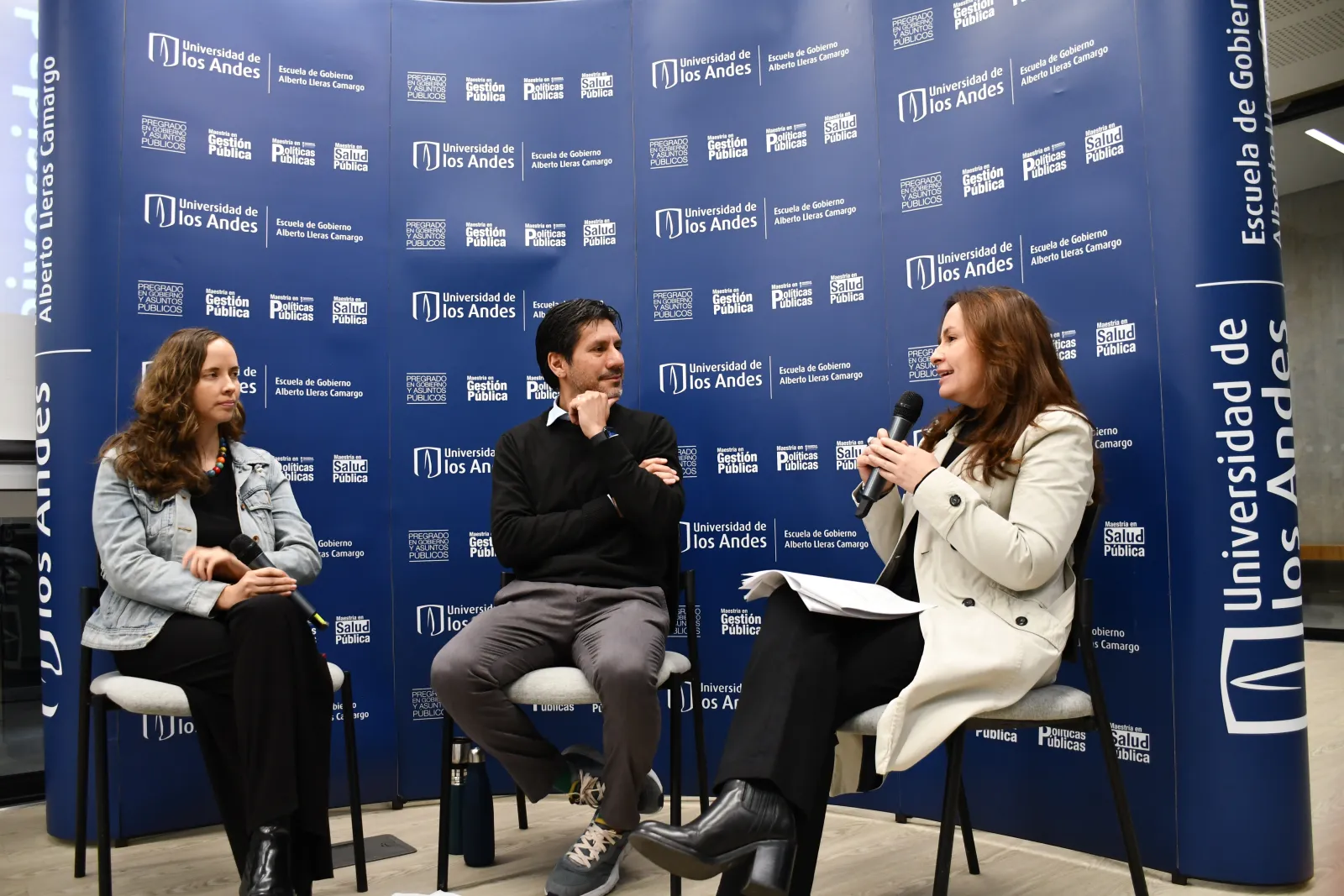 Foto del conversatorio sobre desigualdades