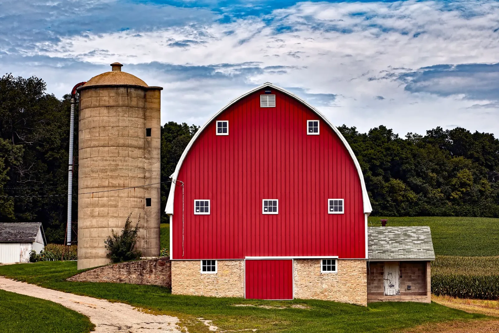 American barn and silo. Credit: Pixabay via Pexels