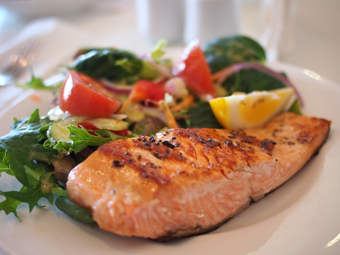 Cooked salmon on a dish with a green salad. Image credit: cattalin, Pixabay, Pixabay Licence.
