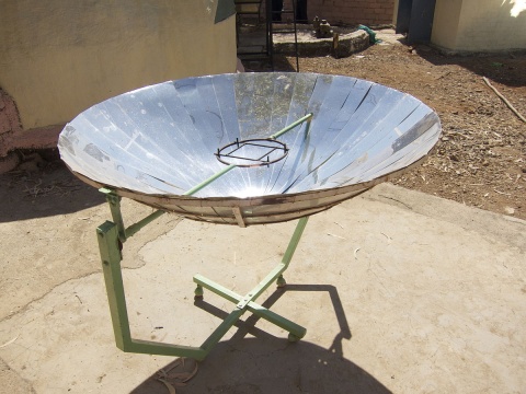 Image: Nadya Peek, Solar cooker, Wikimedia Commons, Creative Commons Attribution 2.0 Generic