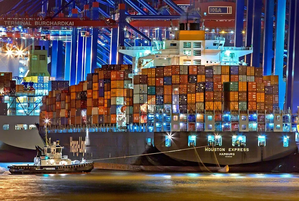 Image: Julius_Silver, Port of Hamburg Container Ship, Pixabay, Pixabay Licence