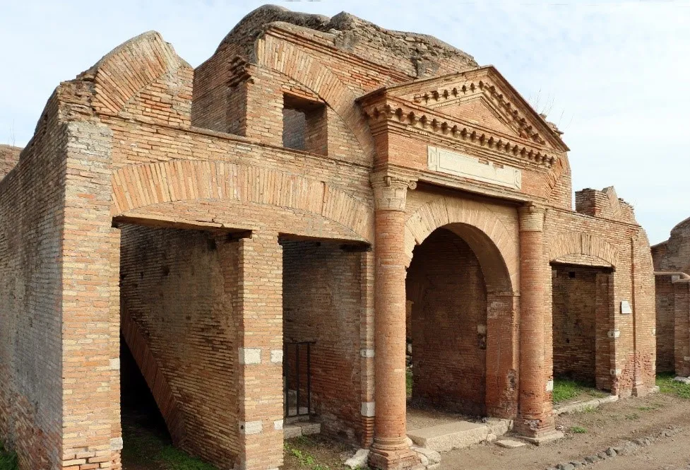 Ostia, cereal storage structure (Horrea Epagathiana) c. 150 CE, by Sailko CC-BY-3.0.