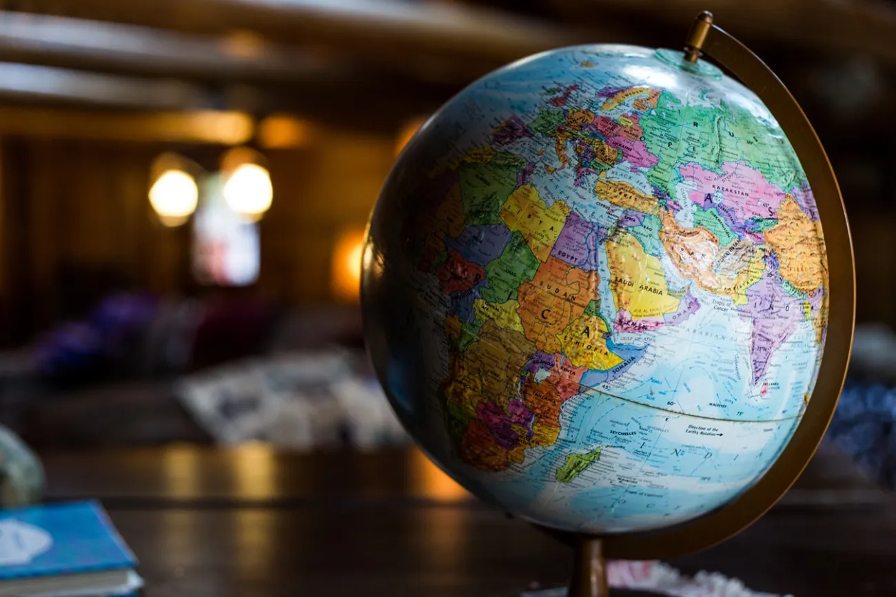 Image: Kyle Glenn, Desk global on table, Unsplash, Unsplash Licence