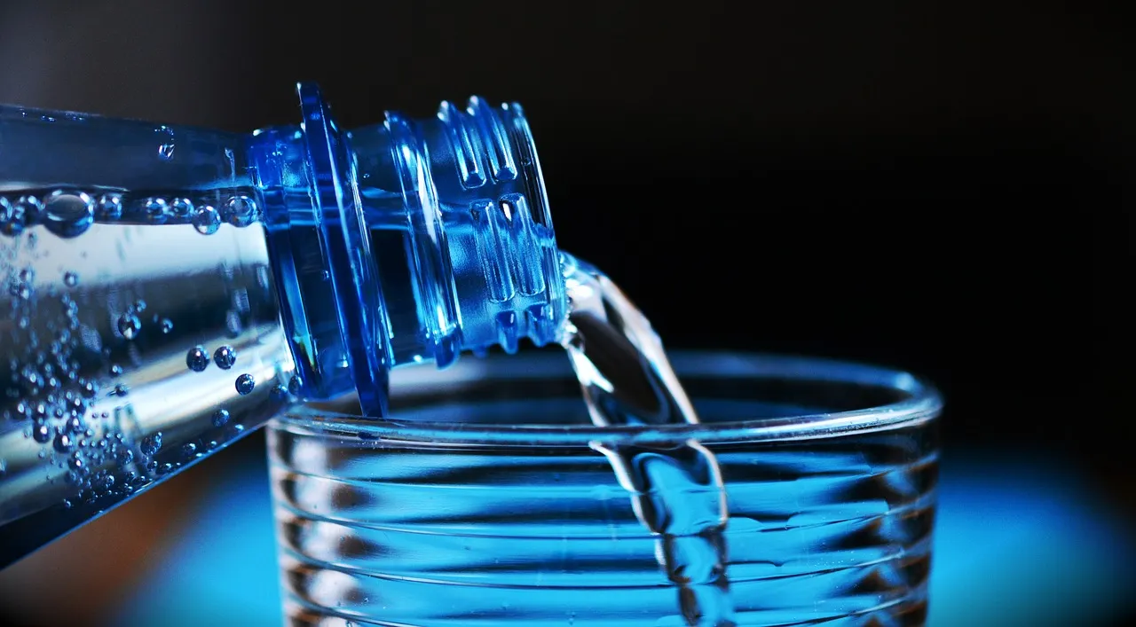 Image: congerdesign, Bottle mineral water, Pixabay, Pixabay Licence
