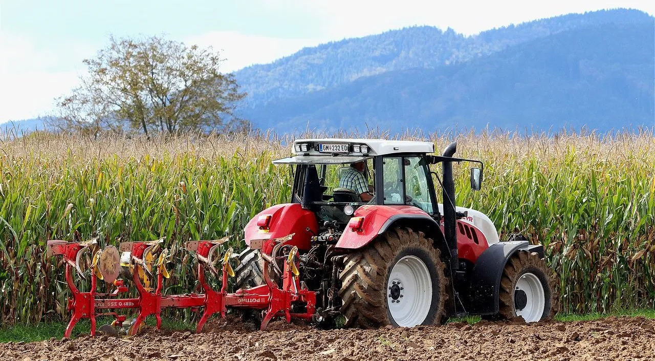 WFranz, Plow Tractor Arable Land, Pixabay, Pixabay Licence