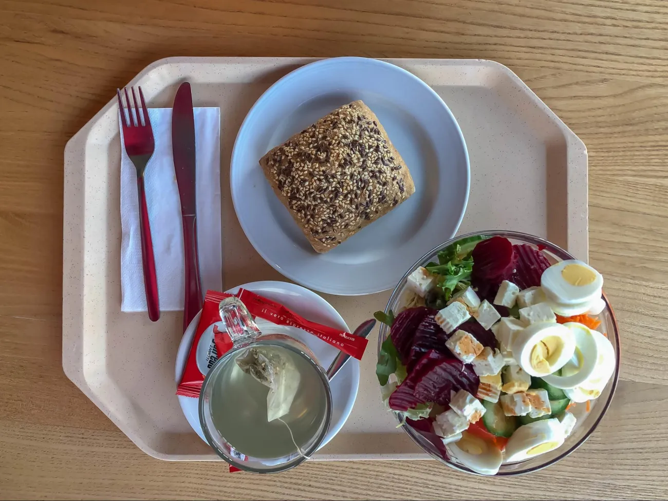 Image: Marco Verch, Menu in the canteen consisting of mixed salad with carrots, cucumber, rocket, beetroot, feta cheese and egg, with a wholemeal and tea, arranged with cutlery on a beige tray, Flickr, Creative Commons Attribution 2.0 Generic