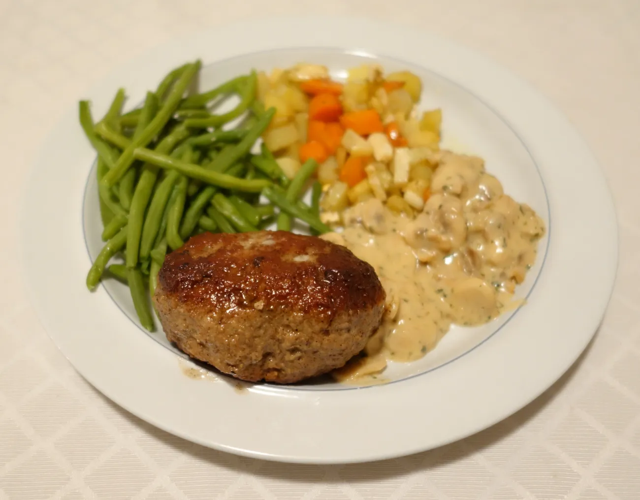 Image: The Dutch traditional meatball dish. Credits: Ward van Wanrooij via Flickr, Creative Commons — Attribution-ShareAlike 2.0 Generic — CC BY-SA 2.0.