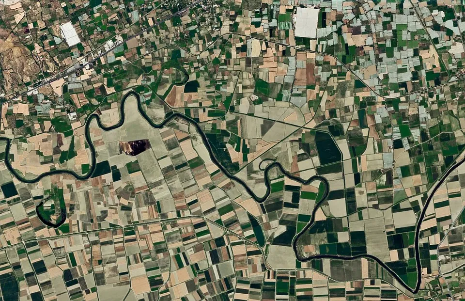 Image: tunaolger, Field maps map satellite, Pixabay, Pixabay Licence