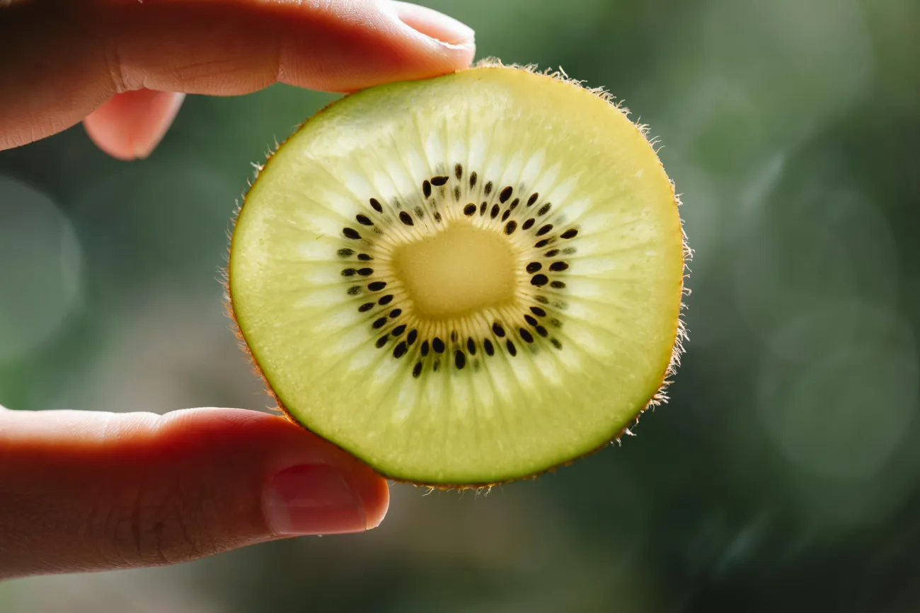 Slice of circular kiwi. Photo by Any Lane via Pexels