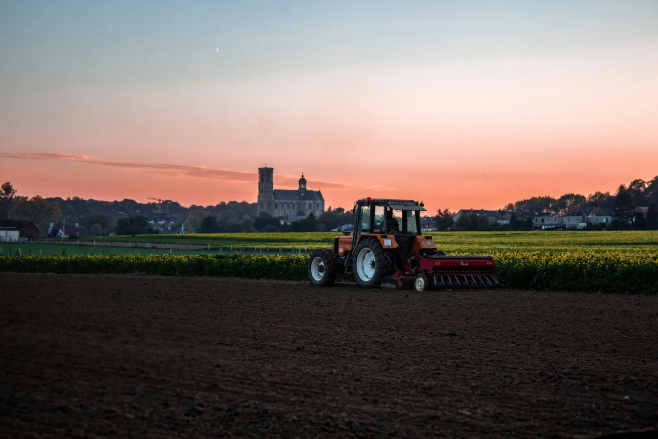Tractor ploughing field. Credit: Nicolas Veithen via Pexels. 