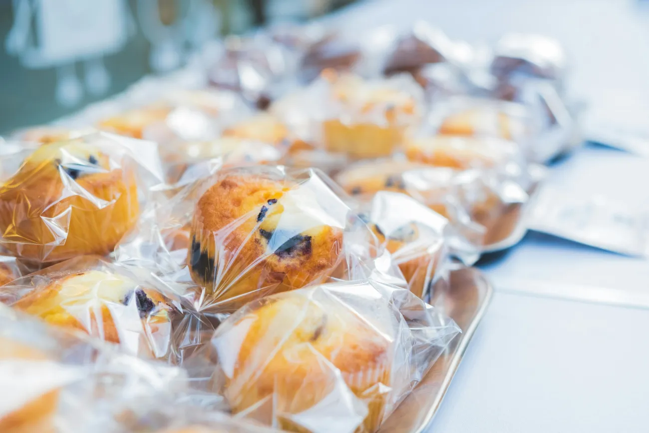Muffins wrapped in plastic. Credit: Kuratasan via Pexels. 