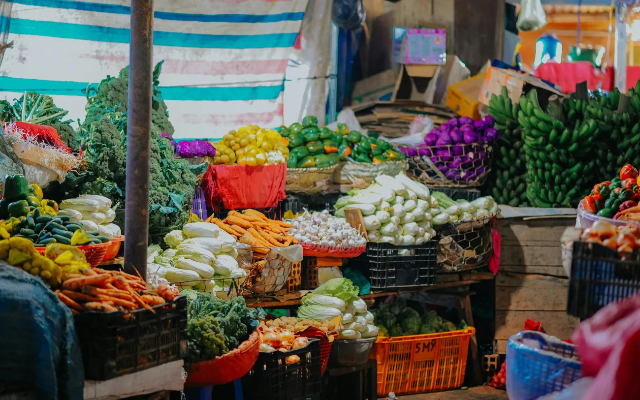 Photo of fruit and veg market. Credit Minan via Pexels. 