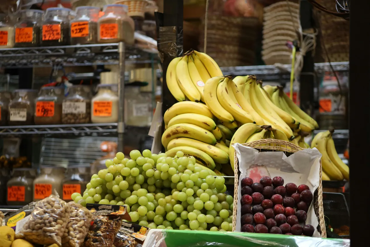 Picture of fruit in shop. Credit Allan Gonzalez via Pexels. 