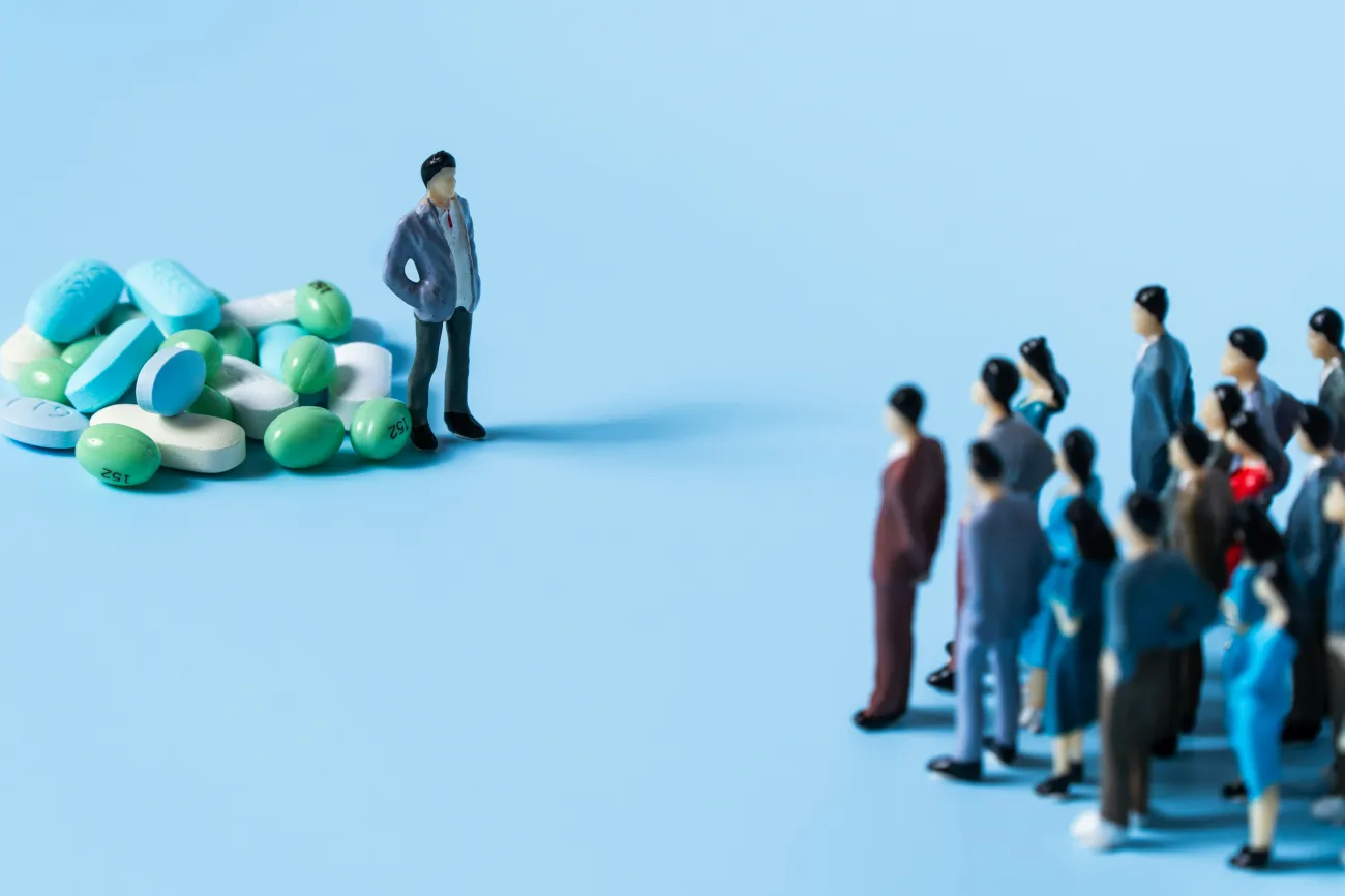 A man accumulating goods in front of a crowd