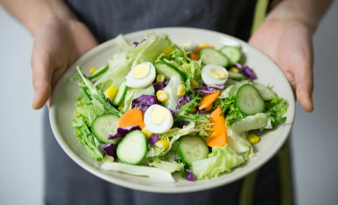 Plate of veggies and eggs. Credit: Cats Coming via Pexels