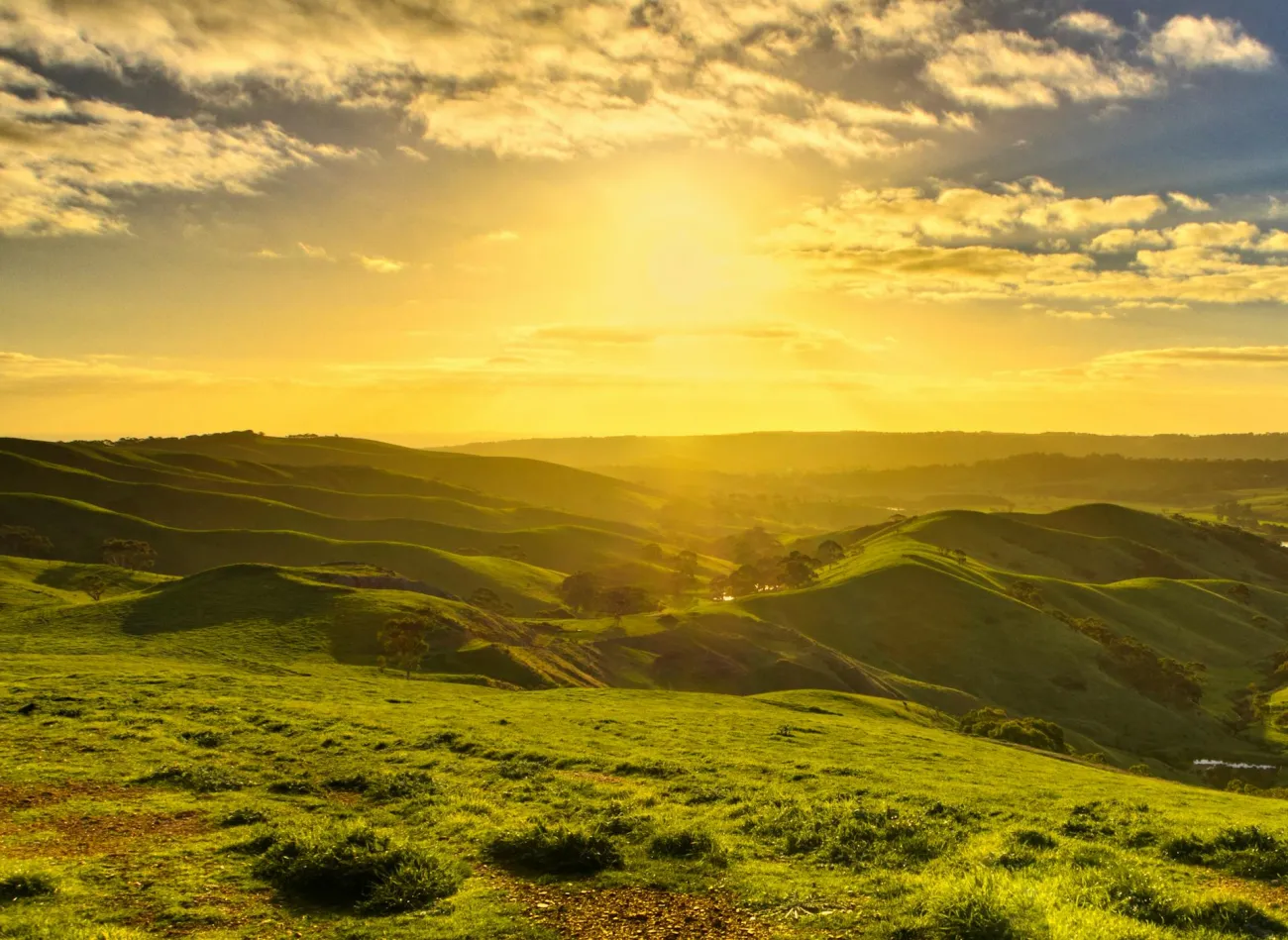 Sun sets over field in Australia. Credit: Gareth Davies via Pexels