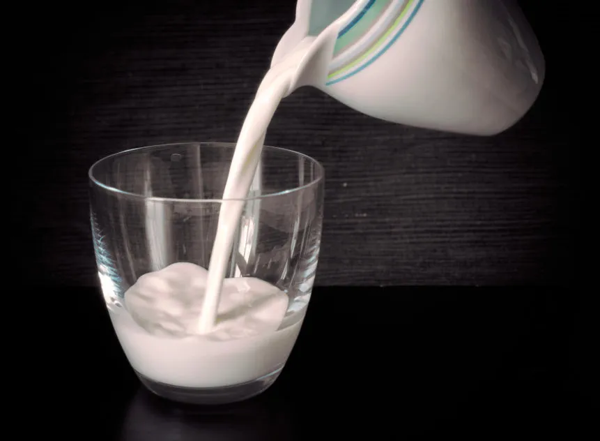 Image: Libreshot, Milk is poured into a glass, Public domain