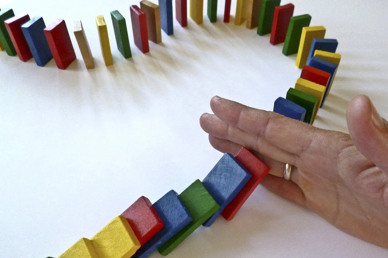 Image: Pixabay, Dominoes barricade, CC0 Creative Commons