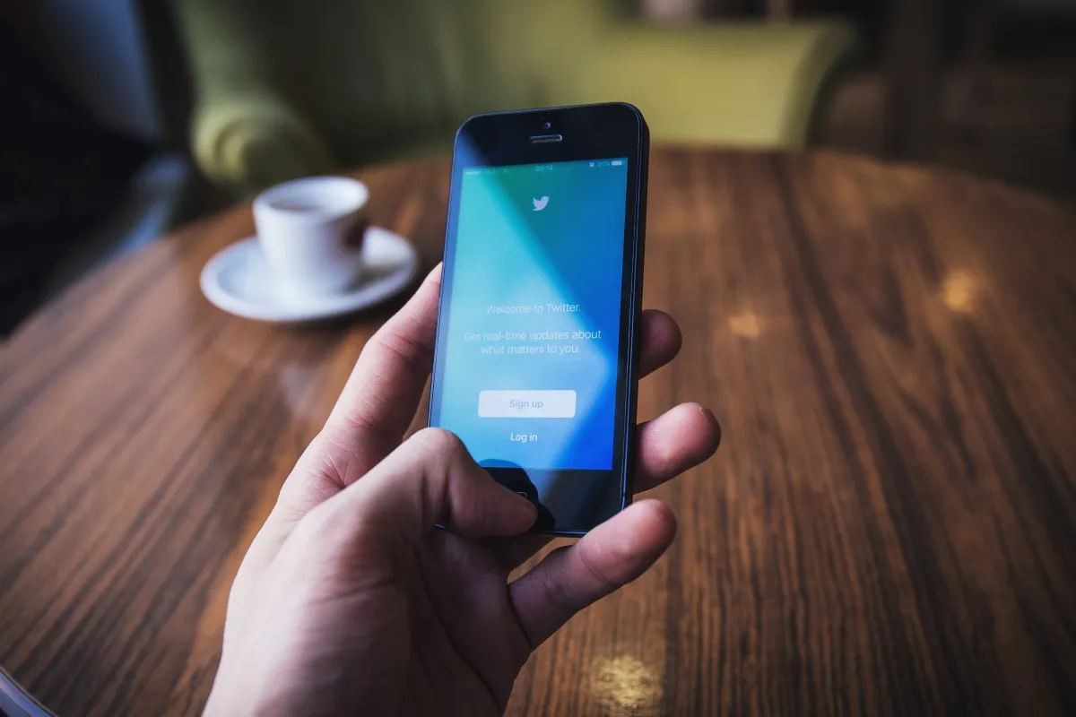 Image: Pxhere, Smartphone hand, CC0 Public Domain