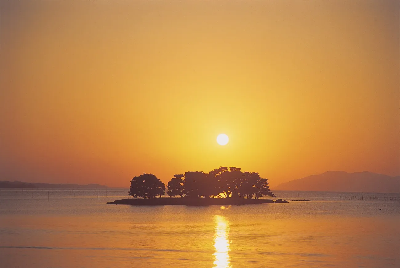 Image: Shimane Prefecture, Shimane Prefecture Lake Shinji, Wikimedia Commons, Creative Commons Attribution 4.0 International