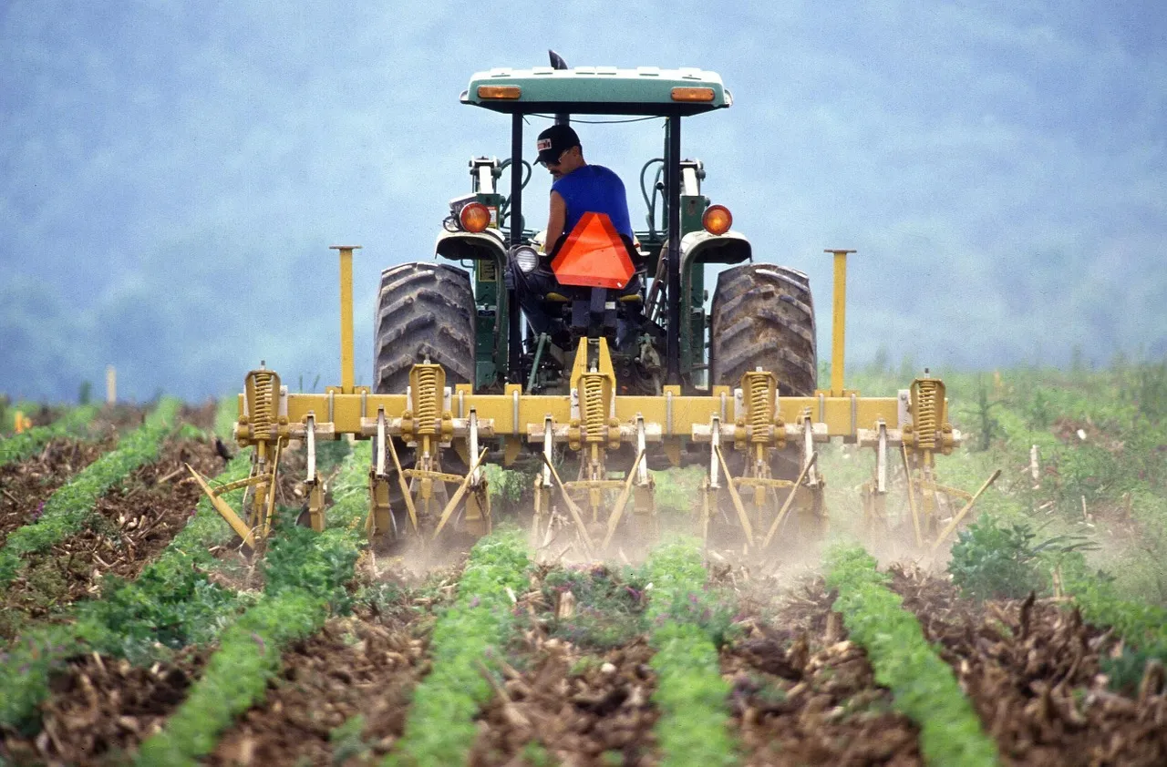 Image: PublicDomainImages, Soil tilling farmer, Pixabay, Pixabay Licence