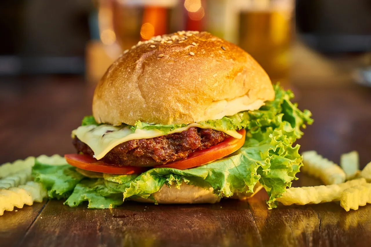 Image: Pixabay, Burger meat bread, CC0 Public Domain