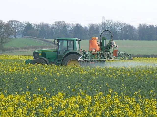 Image: Brian Robert Marshall, Crop spraying near St Mary Bourne, Wikimedia Commons, Creative Commons Attribution-Share Alike 2.0 Generic