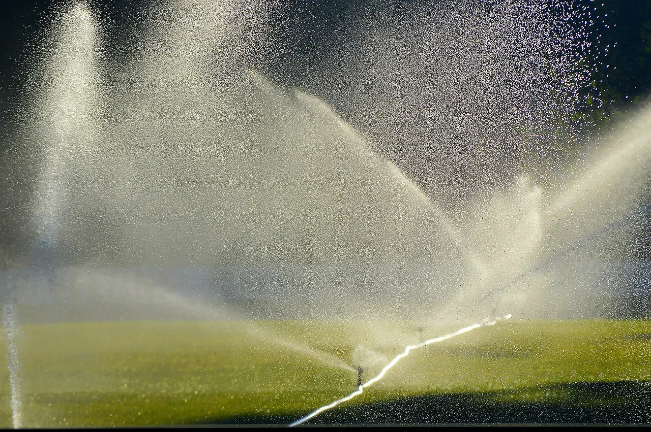 Image: danielsfotowelt, Lawn irrigation sprinkler, Pixabay, CC0 Creative Commons