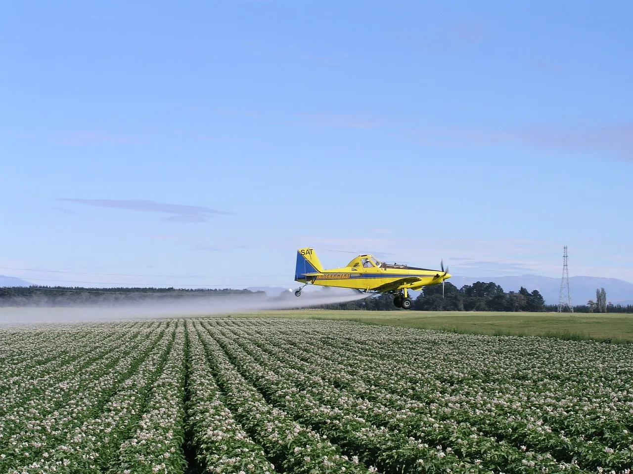 Image: sbj04769, Spray plane agriculture, Pixabay, CC0 Creative Commons