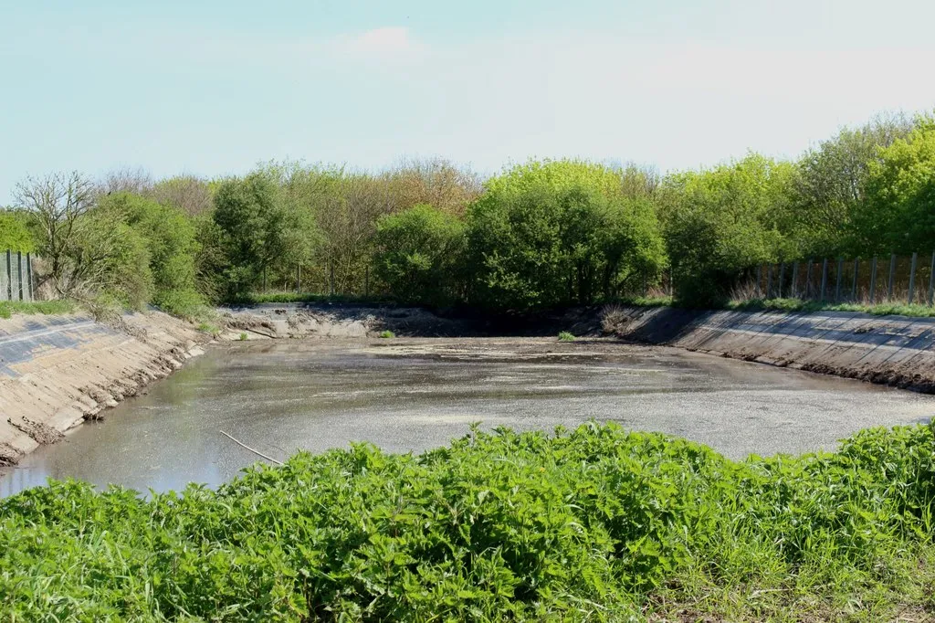 Image: Graham Robson, Slurry lagoon north of Bays Leap Farm, Geograph, Creative Commons Attribution-ShareAlike 2.0 Generic 