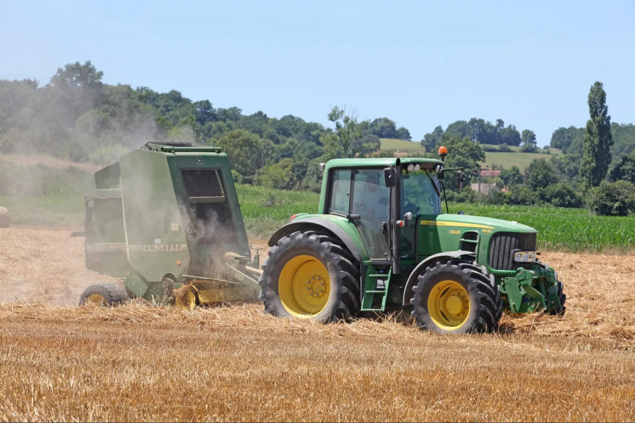 Image: FreeUsePhotos, John Deere 6830, Flickr, Public domain