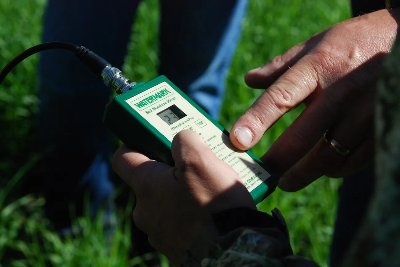 Image: USDA NRCS Montana, Soil moisture meter is used to measure soil moisture, Wikimedia Commons, Public domain
