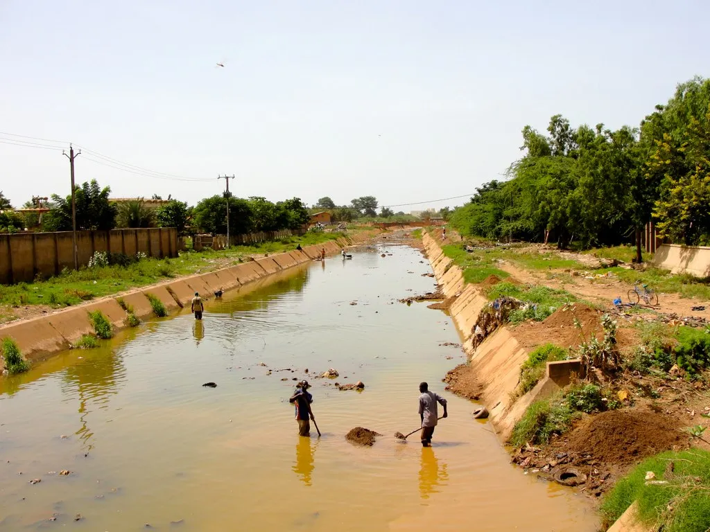 Image: Jess Attaway, Men digging in a canal in Ouagadougou, Burkina Faso, Wikimedia Commons, Creative Commons Attribution 2.0 Generic