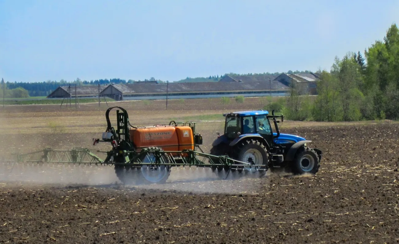 Image: Maasaak, Spraying of pesticides (by AMAZONE UG 3000 Nova) in spring (Estonia), Wikimedia Commons, Creative Commons Attribution-Share Alike 4.0 International