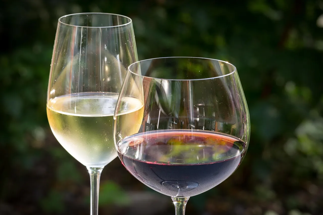 Image: Didgeman, White wine red, Pixabay, CC0 Creative Commons