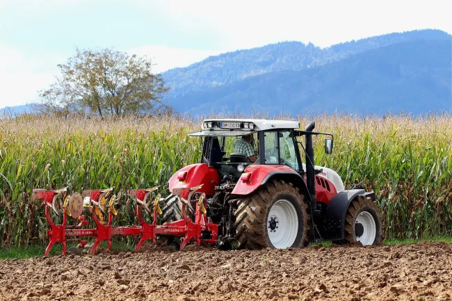 WFranz, Plow Tractor Arable Land, Pixabay, Pixabay Licence