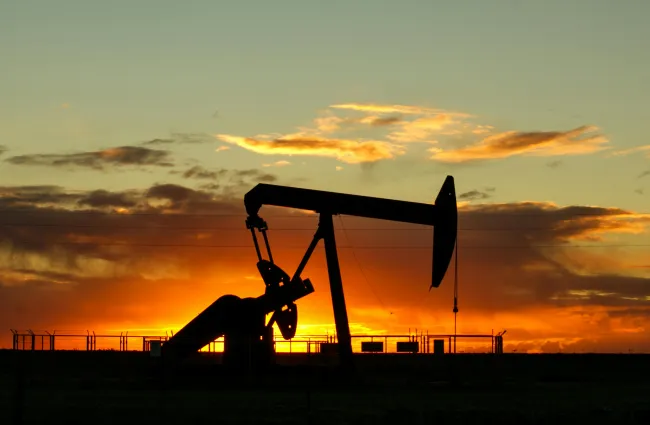 Oil rig in dusk light. Credit: Jan Zakel via Pexels. 