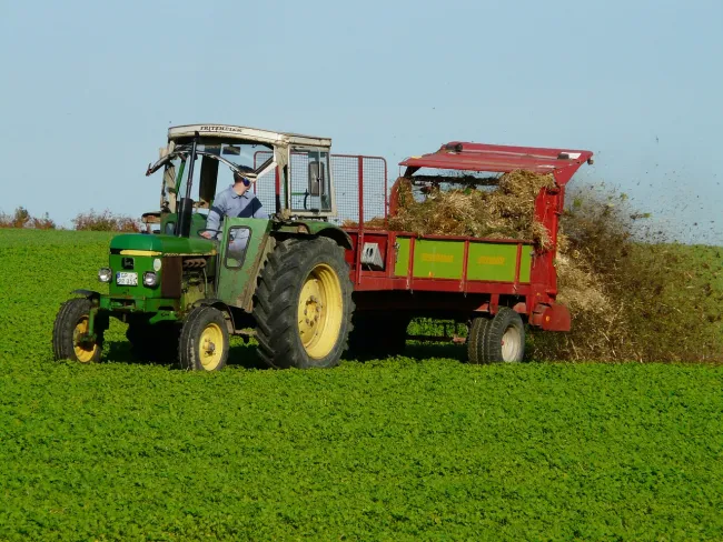 Image: Hans, Agriculture Tractor Fertilize, Pixabay, Pixabay License