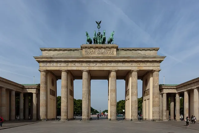 Image: Pierre-Selim Huard, Brandenburg gate in Berlin, Wikimedia Commons, Creative Commons Attribution 4.0 International