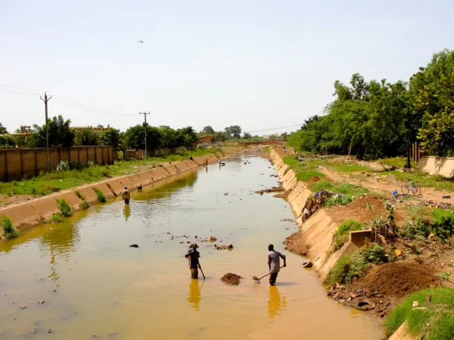 Image: Jess Attaway, Men digging in a canal in Ouagadougou, Burkina Faso, Wikimedia Commons, Creative Commons Attribution 2.0 Generic