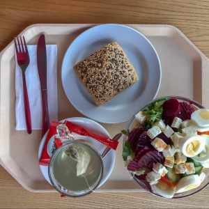 Image: Marco Verch, Menu in the canteen consisting of mixed salad with carrots, cucumber, rocket, beetroot, feta cheese and egg, with a wholemeal and tea, arranged with cutlery on a beige tray, Flickr, Creative Commons Attribution 2.0 Generic