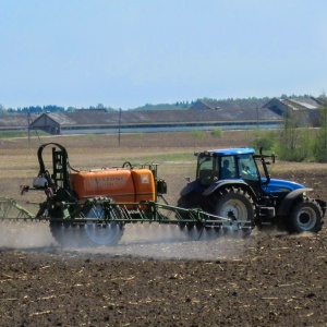 Image: Maasaak, Spraying of pesticides (by AMAZONE UG 3000 Nova) in spring (Estonia), Wikimedia Commons, Creative Commons Attribution-Share Alike 4.0 International